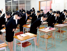 入学と同時に社会人になってから困らないようあいさつをはじめ様々なビジネスマナーを身につけていきます。